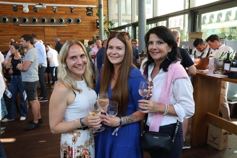 Weindorado popt in Braugaststätte auf: Claudia Friesenbichler, Nadine Matt und Karin Barbisch.