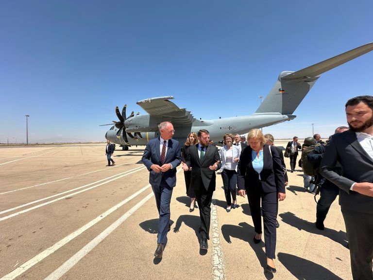 ABD0174_20250427 – DAMASKUS – SYRIEN: ++ HANDOUT ++ ZU APA0148 VOM 27.4.2025 – Innenminister Gerhard Karner (VP/l.) und die deutsche Innenministerin Nancy Faeser (SPD), anlsslich eines Besuchs in Syrien am Sonntag, 27. April 2025 in Damaskus. – FOTO: APA/BMI/REISER – ++ WIR WEISEN AUSDRCKLICH DARAUF HIN, DASS EINE VERWENDUNG DES BILDES AUS MEDIEN- UND/ODER URHEBERRECHTLICHEN […]