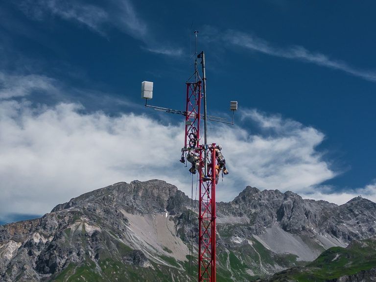 Spektakulärer Einsatz im Hochgebirge: Der Windmessmast auf der Alpe Rauz steht