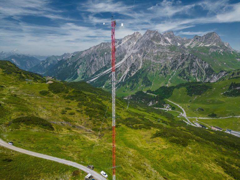 Spektakulärer Einsatz im Hochgebirge: Der Windmessmast auf der Alpe Rauz steht