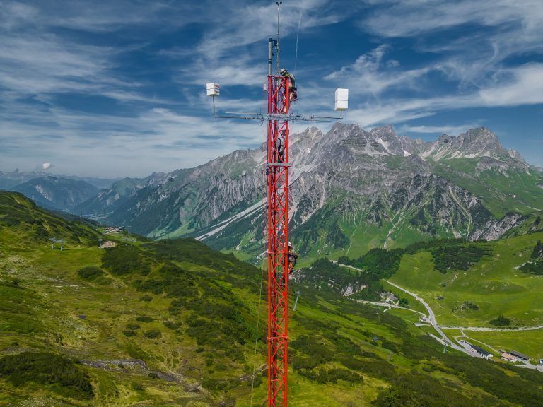 Spektakulärer Einsatz im Hochgebirge: Der Windmessmast auf der Alpe Rauz steht