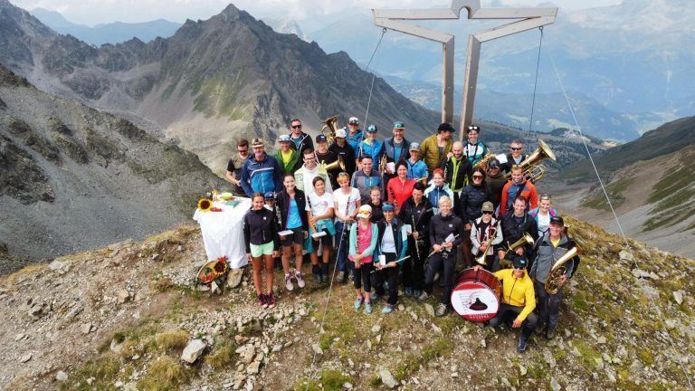 Die Musikkapelle Nauders organisierte 2024 einen Berggottesdienst am Mataunkopf mit Peter Rinderer.