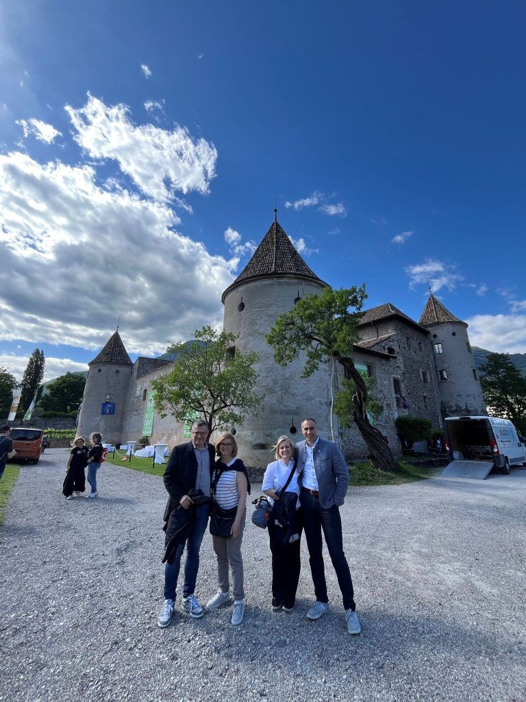 Bierbrauer vor Schloss