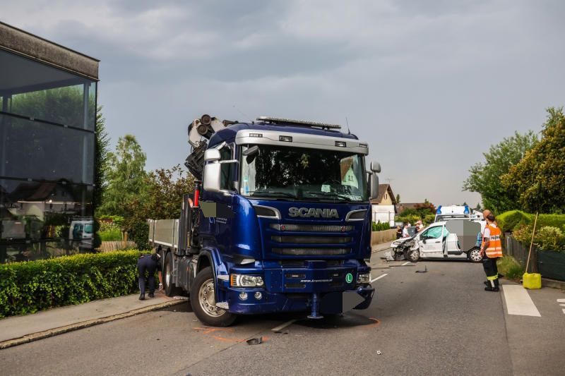 Alko-Lenker prallte gegen Lkw