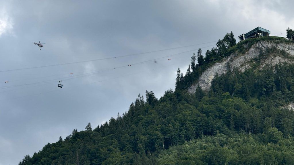 Sturm beschädigt die Karrenseilbahn: 19 Fahrgäste und ein Hund müssen per Heli gerettet werden