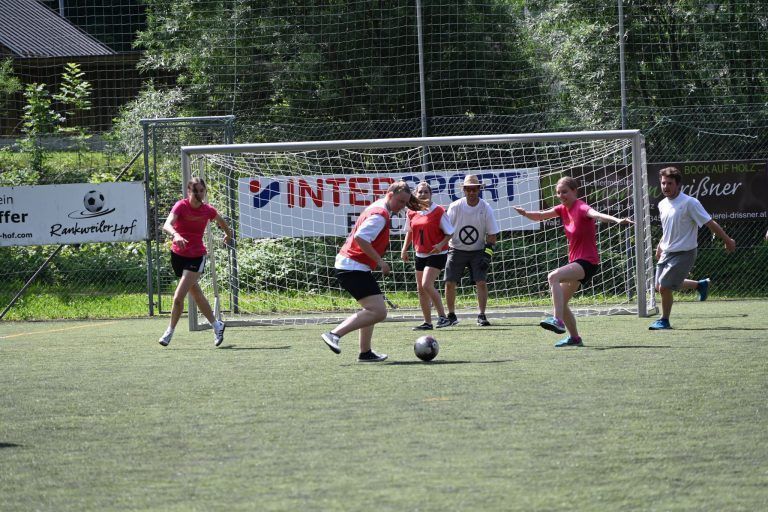 Heiße Duelle: Auch Fußballerinnen stellten ihre Frau.