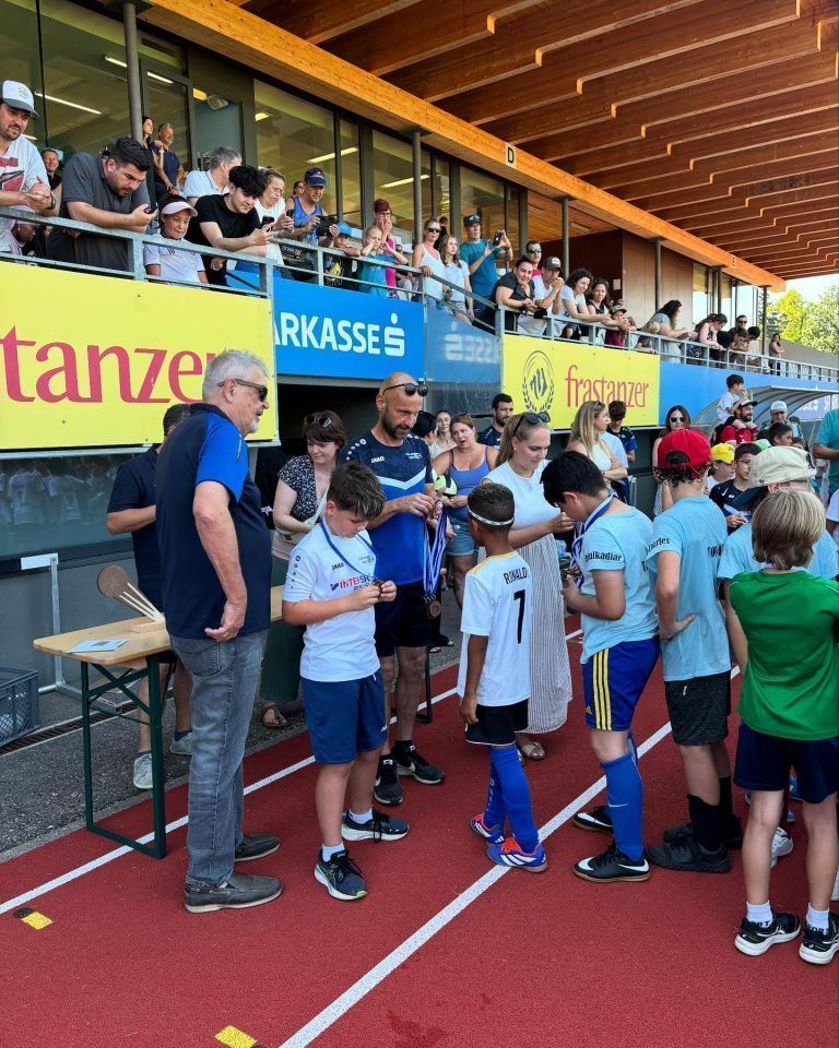 Fußballbegeisterung pur: Waldstadion als Festplatz der Schulen: Bernhard Neuberger und Stefan Strammer überreichten die Geschenke an die jungen Schüler.