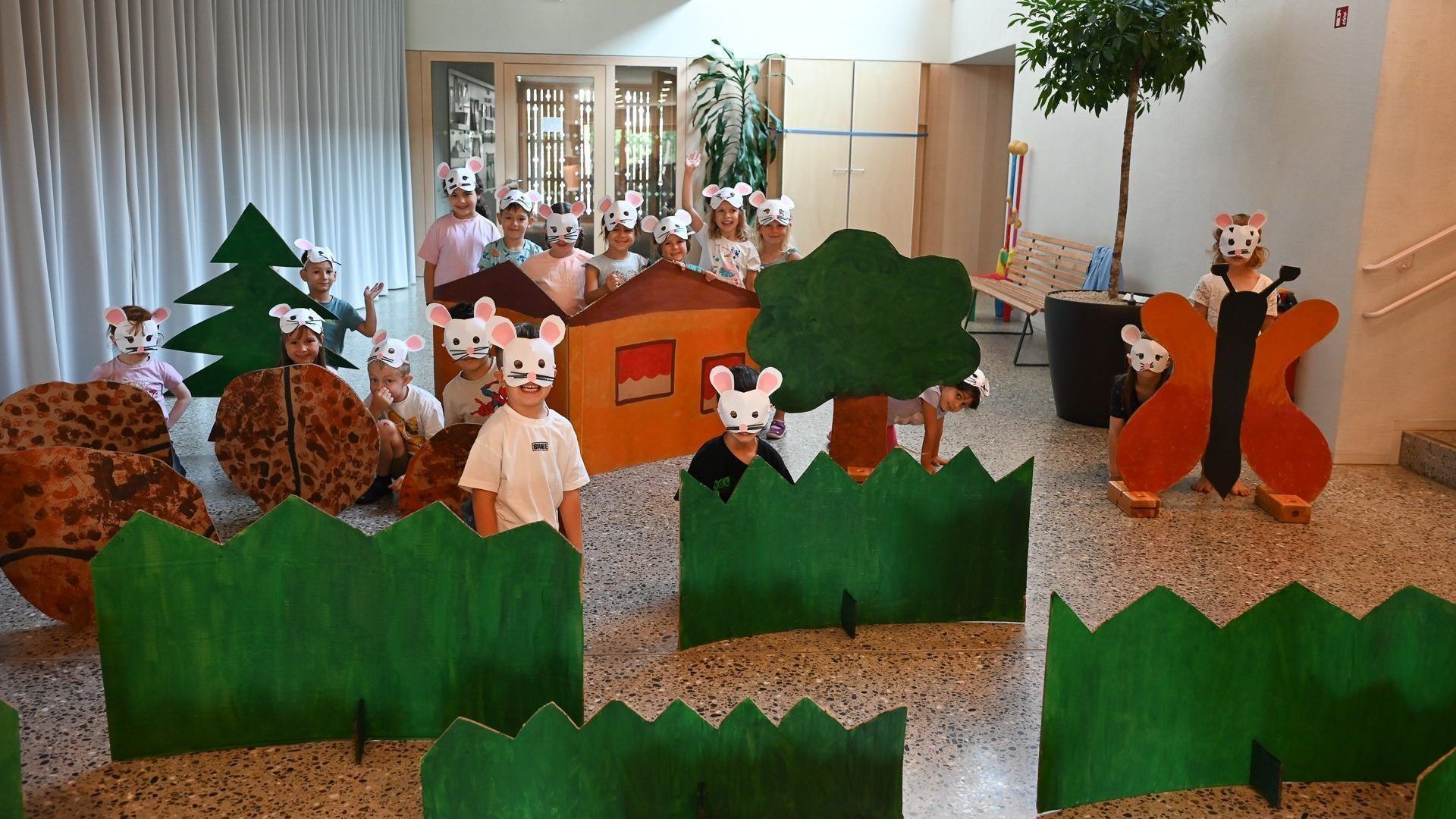 Regenbogengruppe vom Kindi Engelbach führte beim Familienfest musikalisch durch die vier Jahreszeiten.