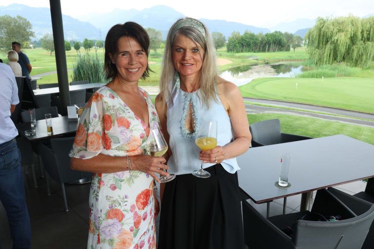 "Lions" helfen mit Golfturnier : Künstlerin Maria Gabriel und Anna Mayer.