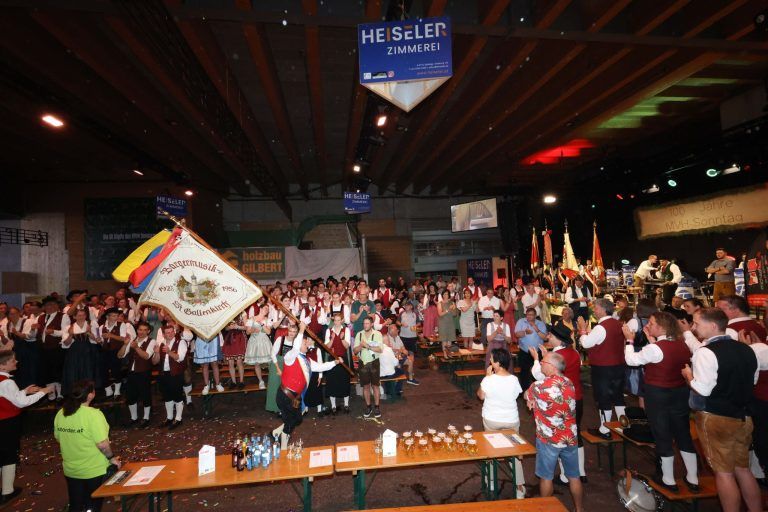 Im Großwalsertal geht es "rond": Mega-Stimmung beim Fahneneinzug.
