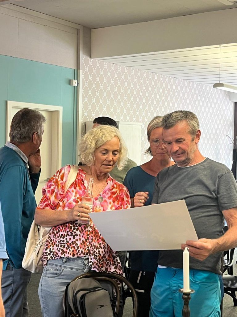 Tag des Archivs mit Führungen: Gerda Krämer und Klaus Bilgeri staunten über die Vielzahl an „alten“ Postkarten von Doren.