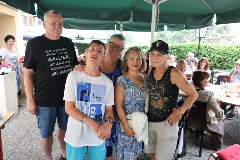 Gastroduo bringt Leben in Lokal: Hannes, Dominik, Carola, Lisl und Guggi.
