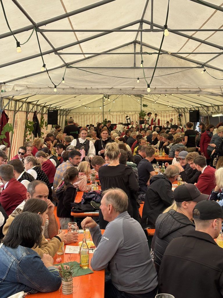 Waldner Dörflefest: Tolle Stimmung im Zelt beim Waldner Dörflefest.