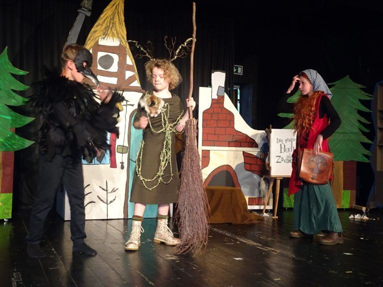Bühne frei für die Hexe : Bühnenbild, Kostüme - alles selbst entworfen von der Theaterklasse der VS Rohrbach.