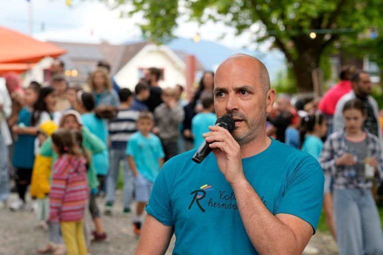 Ein gemeinsamer Lauf für die Schule: Direktor Markus Purin freute sich über den großen Zuspruch der Eltern und der Kinder. (VS Rheindorf)
