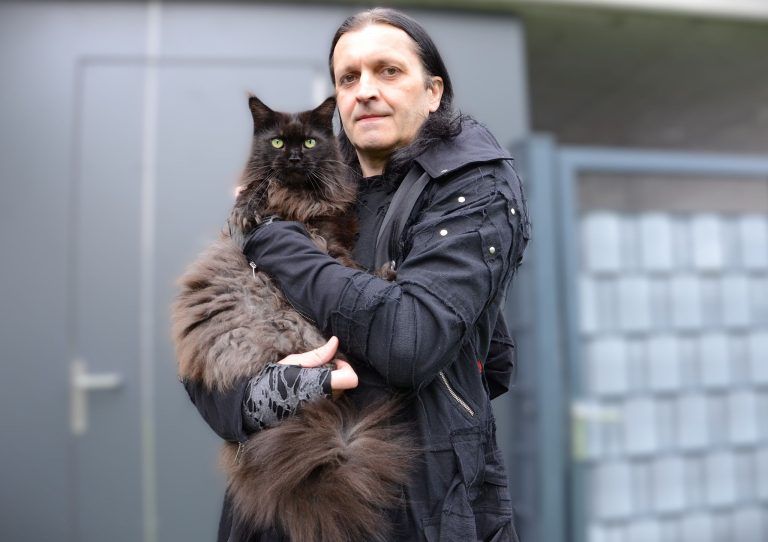 Fasziniert von der Farbe der Nacht: Mit der neunjährigen Main-Coon-Katze Elli pflegt Christian Hofmann eine besondere Verbindung. HRJ
