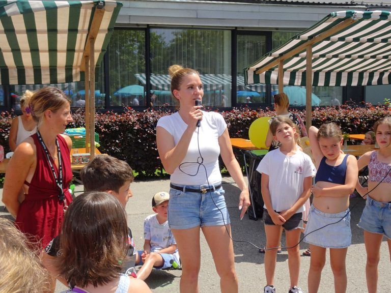 Pausenhof mit Naturplus: Die Elternvereinsobfrau hieß zahlreiche Gäste beim Sommerfest willkommen.