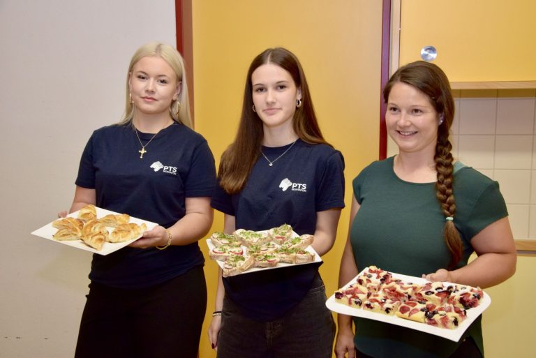 Ländle-Polykickern gelang Sensation: Die Schülerinnen Mia Locher (l.) und Leni Oberer (M.) mit ihrer Lehrerin Marisa Rudigier