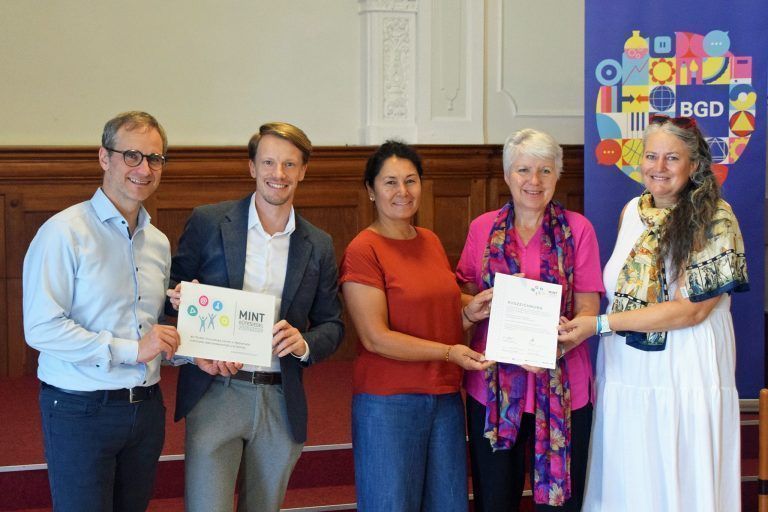 Dritte MINT-Urkunde für das BG Dornbirn: Direktor Christof Bohle, Simon Kampl, Geschäftsführer der Industriellenvereinigung, Evelyn Mitterbacher, First Lego League-Koordinatorin, Erika Schuster, Projektleiterin und die MINT-Koordinatorin für Vorarlberg Andrea Huber.