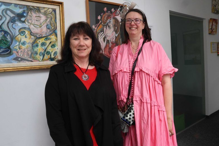 "gallery.T69" wieder vielfältig und spannend: Kulturstadträtin Erika Kawasser und Margit Hinterholzer (Kusnt und Kommunikation)..