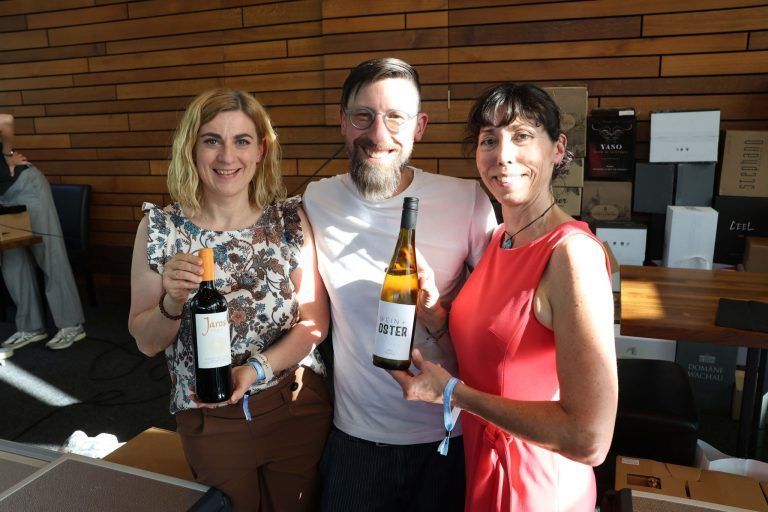 Weindorado popt in Braugaststätte auf: Jasmin Hofstädter (Bodega Rioja), Winzer Daniel Oster und Schwester Claudia Wieltschnig.