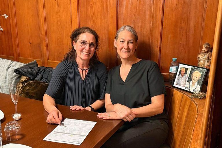 Der Verein Sonnenblume startet in eine neue Ära: Brigitte Selb und Manuela Ortner haben sich viele Jahre gemeinsam für den Verein Sonnenblume engagiert.