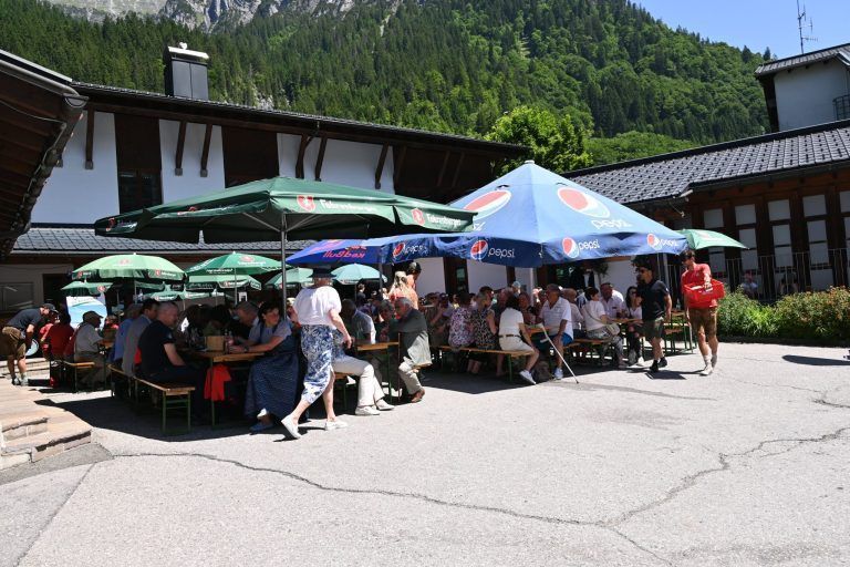 70 Jahre Bergrettung Klösterle: Auf dem Gemeindevorplatz wurde gefeiert.