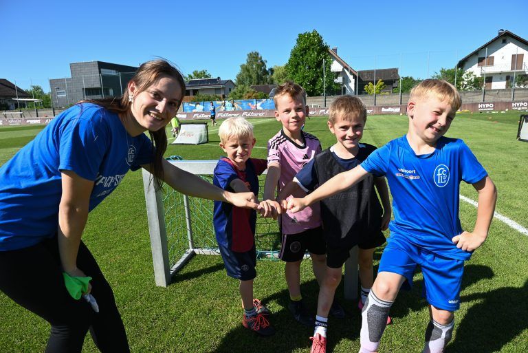 Ein Jahr im Zeichen des FC Lustenau: Am Nachmittag ist sie meist auf dem Spielfeld anzutreffen. Dort trainiert sie die Ballspielgruppe und die U7-Kinder.