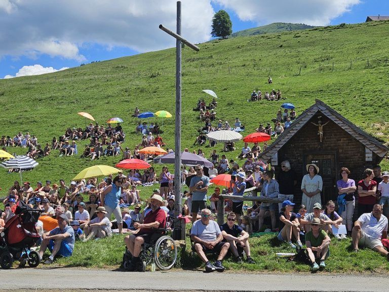Gesang und Musik in freier Natur: Die Besucherinnen und Besucher konnten sich ihre Plätze im Gelände aussuchen.