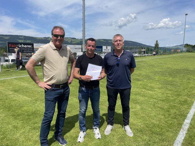 Dietmar Wetz (Mitte) wurde für seine Leistungen endlich gewürdigt und geehrt.