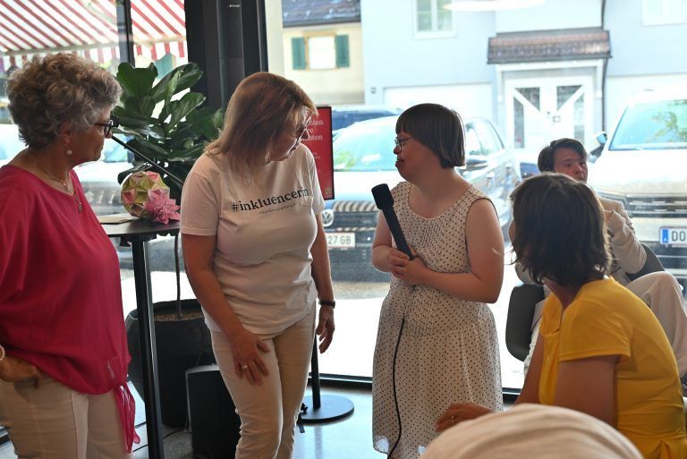 Verein Integration stellt in Bibliothek aus: Anna erzählte, wo sie arbeitet und was sie in ihrer Freizeit macht.