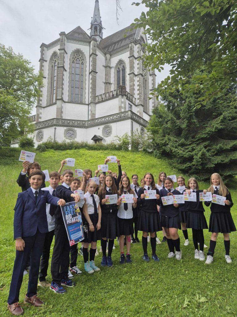 7.783 Runden beim Stundenlauf für die Partnerschule in Jinja : Eine Klasse der Schulen Riedenburg in Bregenz mit Plakat zum Spendenlauf