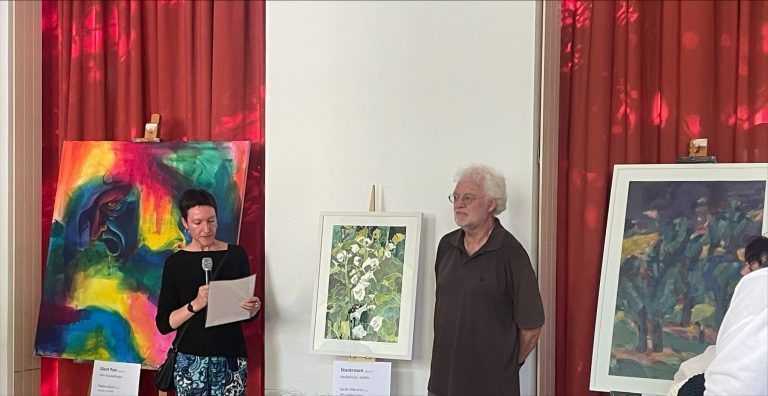 Bild trifft Literatur - Finissage zur Ausstellung "Haltestelle Kunst": Bild Stockrosen von Norbert Leo Müller (rechts) Text von Sarah Hilbrand (links)