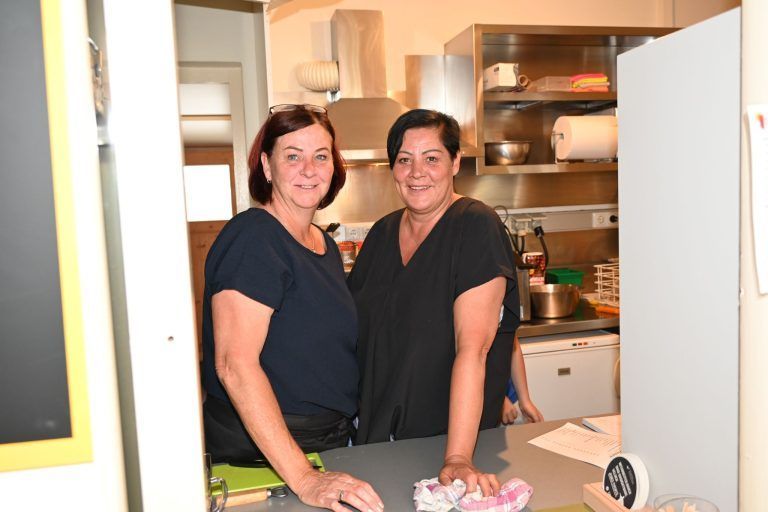 „Musikalischer Bademeister“: Christiane und Simone - das Kioskteam verwöhnt die Badegäste kulinarisch.