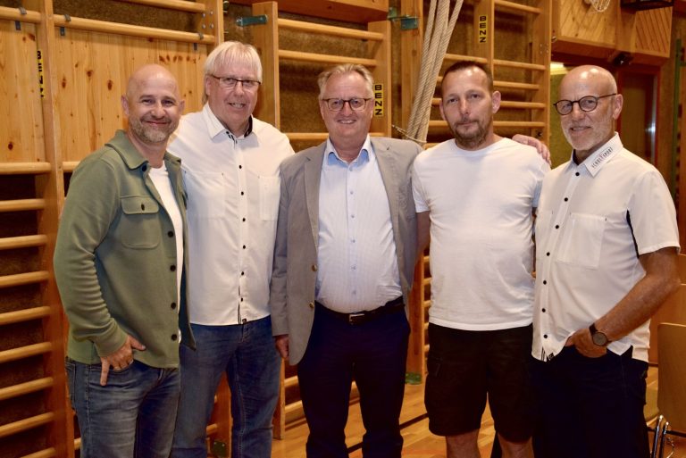 Ländle-Polykickern gelang Sensation: Martin Pögler, Christoph Neyer, Bgm. Martin Vallaster (Bartholomäberg), Hausmeister Bernd Wachter und Conny Berchtold, v. l.