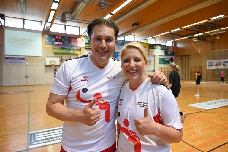 Ein Handballspiel, das verbindet: Vizebürgermeister Martin Fitz freute sich gemeinsam mit seiner Parteikollegin Nicole Feurstein-Hosp an diesem Match teilnehmen zu dürfen.