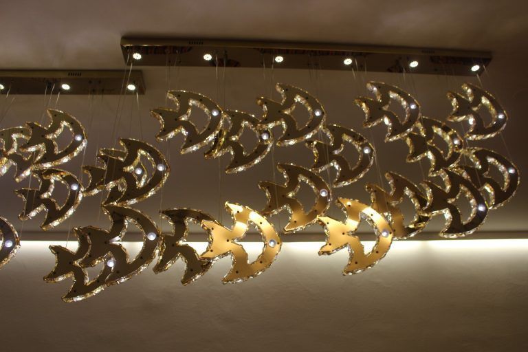 „Eigentlich wollte ich nach Paris . . .“: In eigener Sache – Kostprobe aus dem Sortiment seiner Hongkonger Firma: Eine faszinierende Lichtinstallation im Hotel Bodensee in Bregenz.