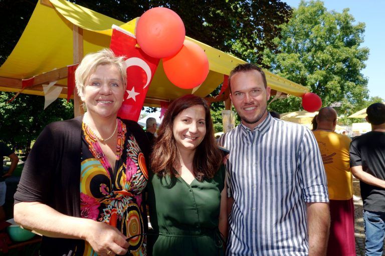 Vielfältiger Freiraum feierlich eröffnet : Michaela Gort, Andrea Lins-Gabriel und Lukas Debortoli.