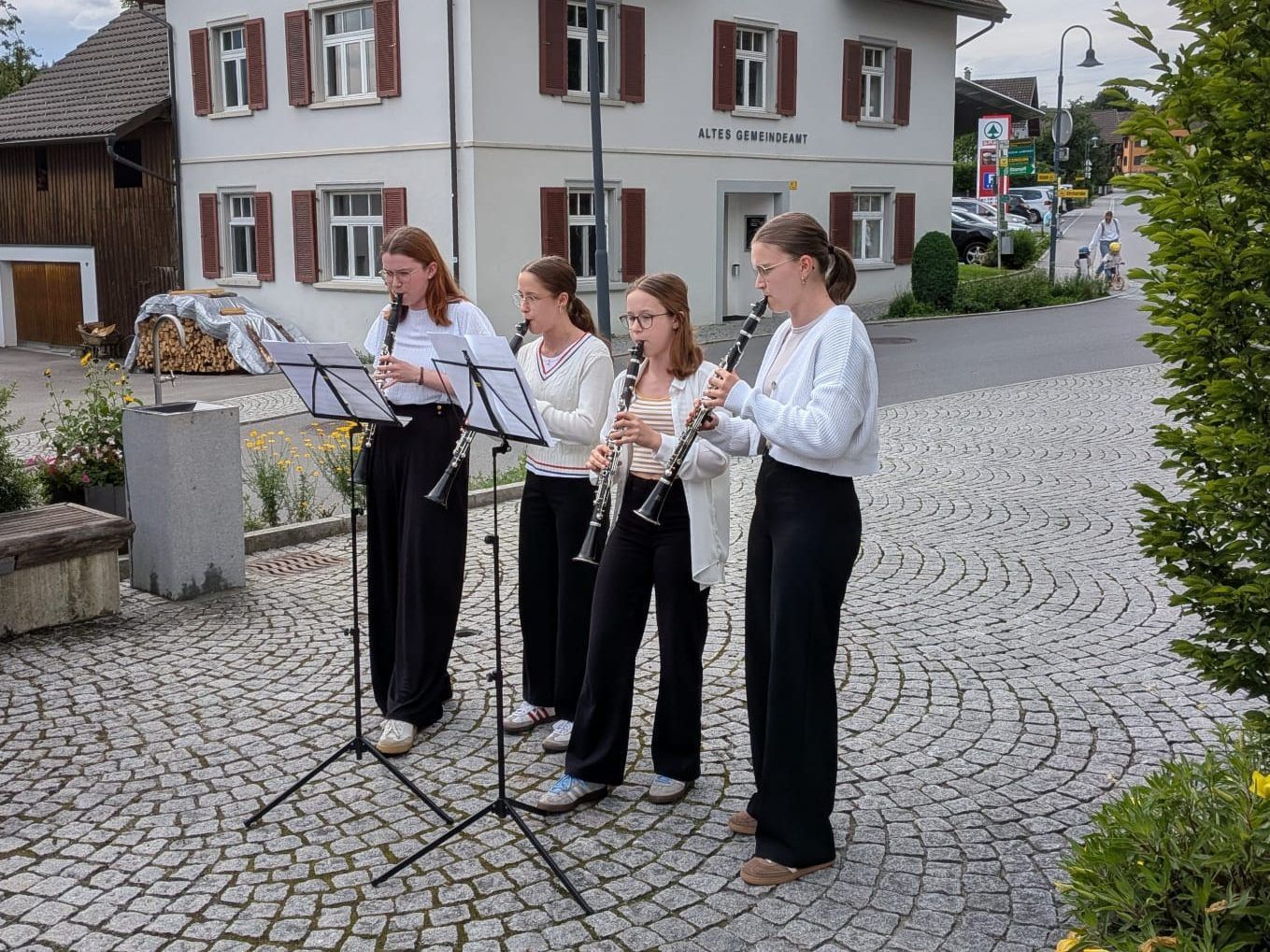 Eröffnung des Trinkwasserbrunnen in Göfis: Musikalische Umrahmung durch Schülerinnen der Musikschule Walgau