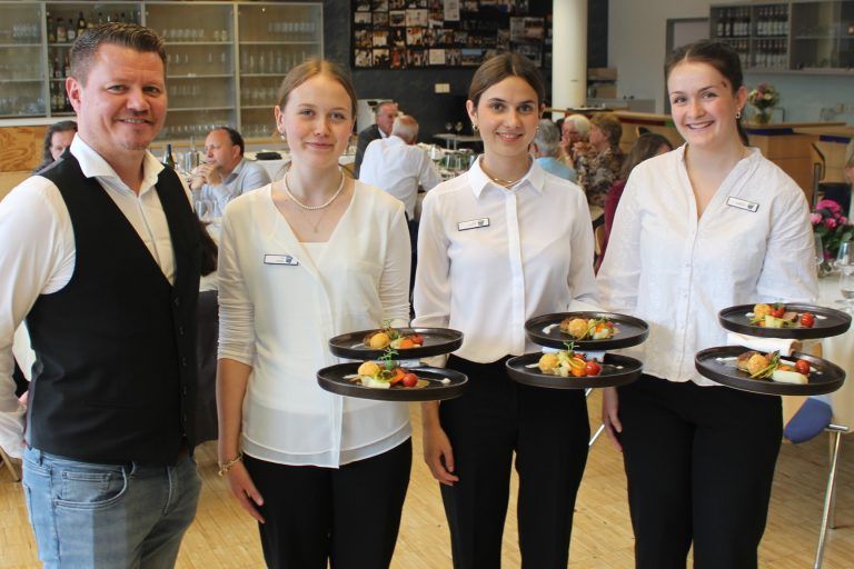 Eine Schule wird zum Haubenlokal: Auch mit den letzten drei Kandidatinnen – Lisa Fröwis, Jana Eugster und Helena Albrecht – hatte Service-Lehrer Jakob Handler viel Freude.