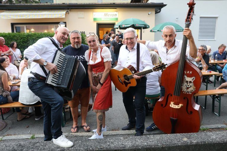 Gerhard Gabriel, Wirtepaar Thomas Hartmann undd Erika Tröstl, Musiker Richard Nikolussi und Oliver Berti.