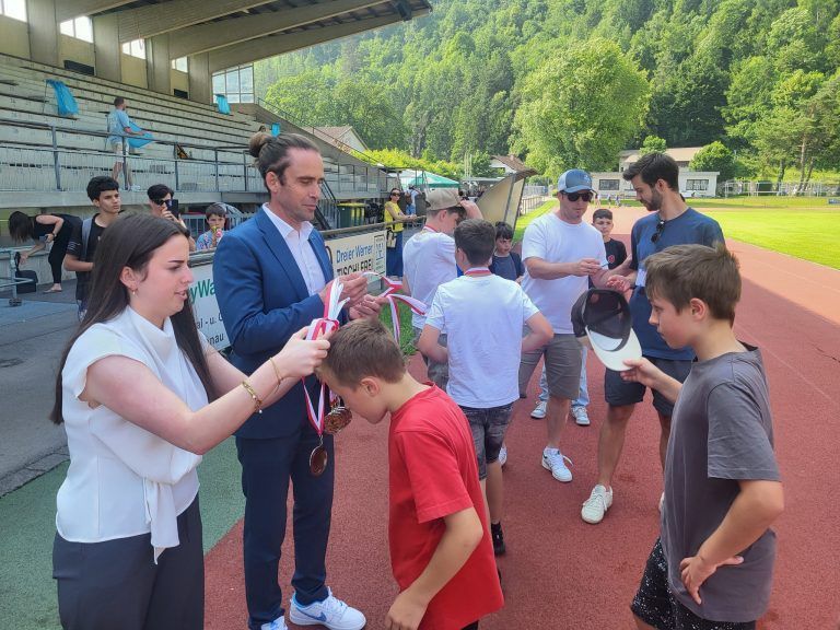 MS Koblach triumphiert bei Schülerliga-Finale in Bludenz: Für jeden Spieler gab es eine Anerkennung.