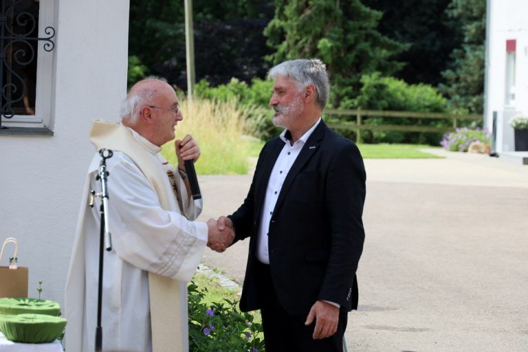 Fronhofer Kapellenmesse und viele Abschiedsgrüße : Peter Moosbrugger verlieh die Note 1 sowie Gold und Silber an Pfarrer Roland Trentinaglia