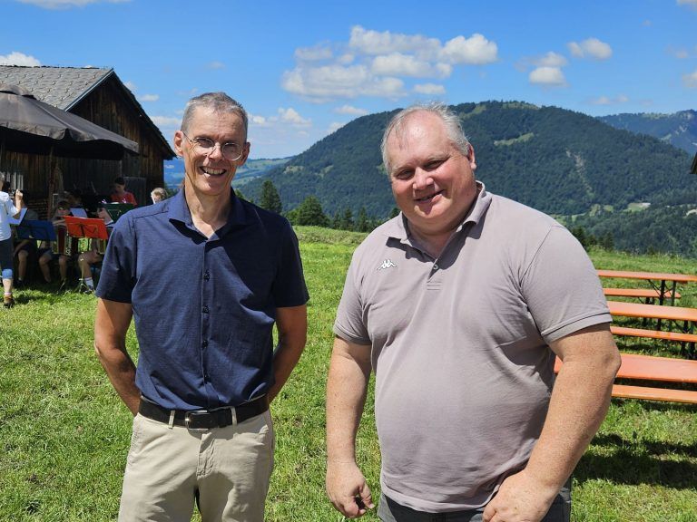 Gesang und Musik in freier Natur: Beste Zusammenarbeit zwischen Schule und Museum: Direktor Roland Beer und Museumsleiter Andreas Hammerer.