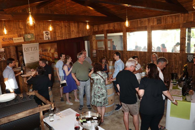 Edle Weine, Brände und Cocktailkreationen: Zwwei Winzer brachten den Besucher.innen einen Teil ihres Angebots näher.