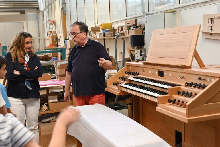 Orgelschüler besuchten Rieger-Werkstatt: Reiner Schuhenn erklärte den Schülern und ihrer Lehrerin auf was die Orgelbauer achten.