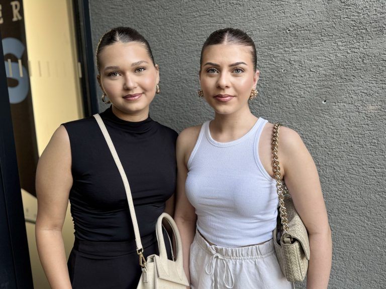 Hirtensalat und Torte : Unter den Gästen: Selin und Ceren Capar.