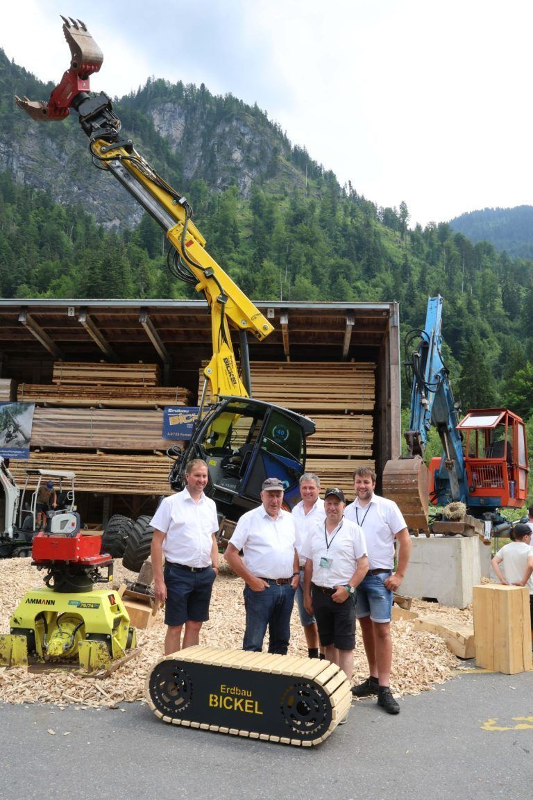 Riesen-Schaufenster für Betriebe und Musikanten: Das Team von "Erdbau Bickel" von einem Teil seiner Maschinen.