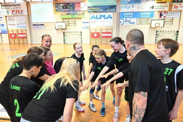 Ein Handballspiel, das verbindet: Das Team der U12 machte sich bereit fürs Match gegen die Handball Specials.