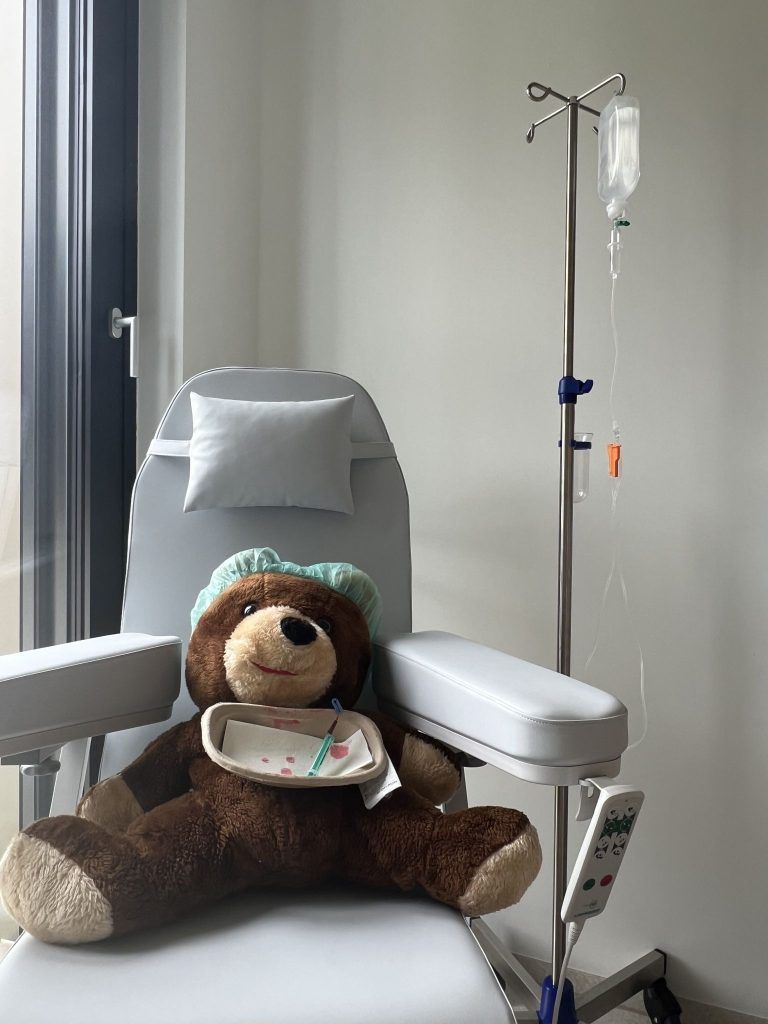 Tag der offenen Tür im Gesundheitscampus Bludenz: Mitgebrachte Kuscheltiere konnten von den Kindern versorgt werden.